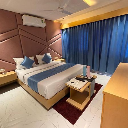 Hotel Phoniex Ahmedabad Esterno foto