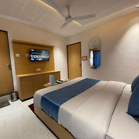 Hotel Phoniex Ahmedabad Esterno foto