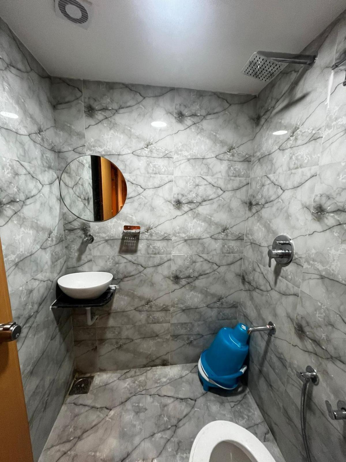 Hotel Phoniex Ahmedabad Esterno foto