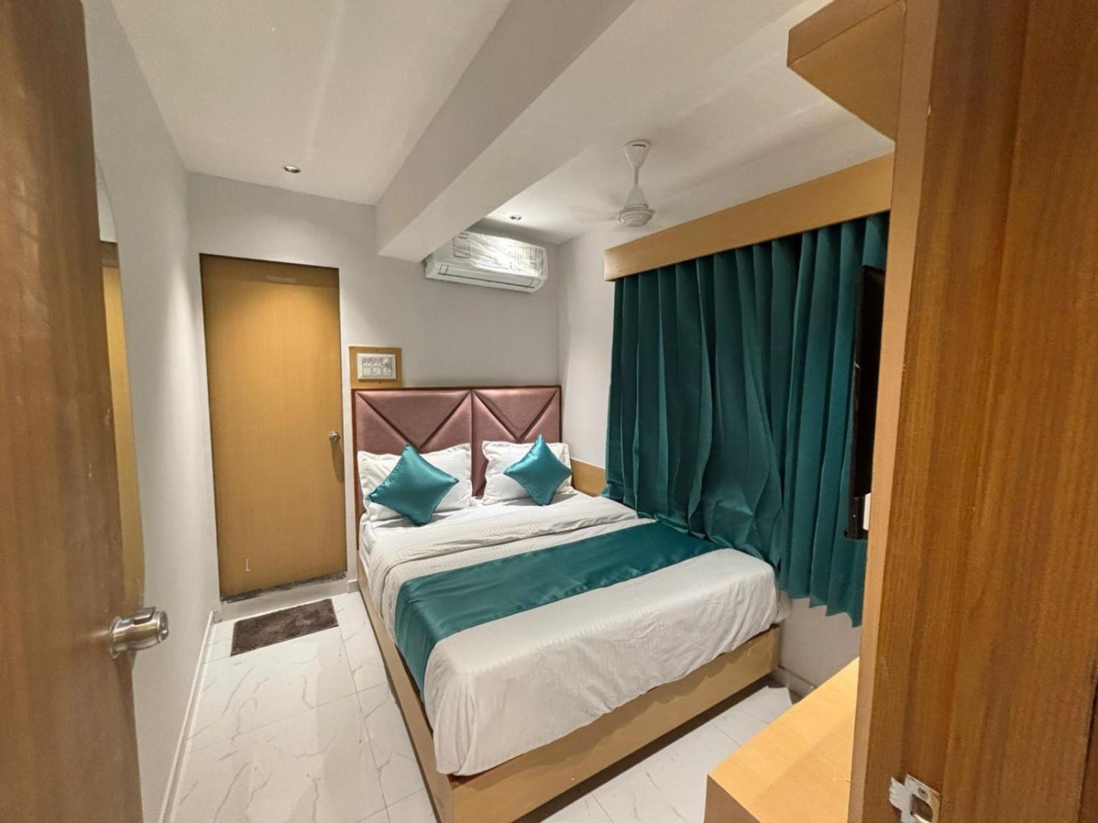 Hotel Phoniex Ahmedabad Esterno foto