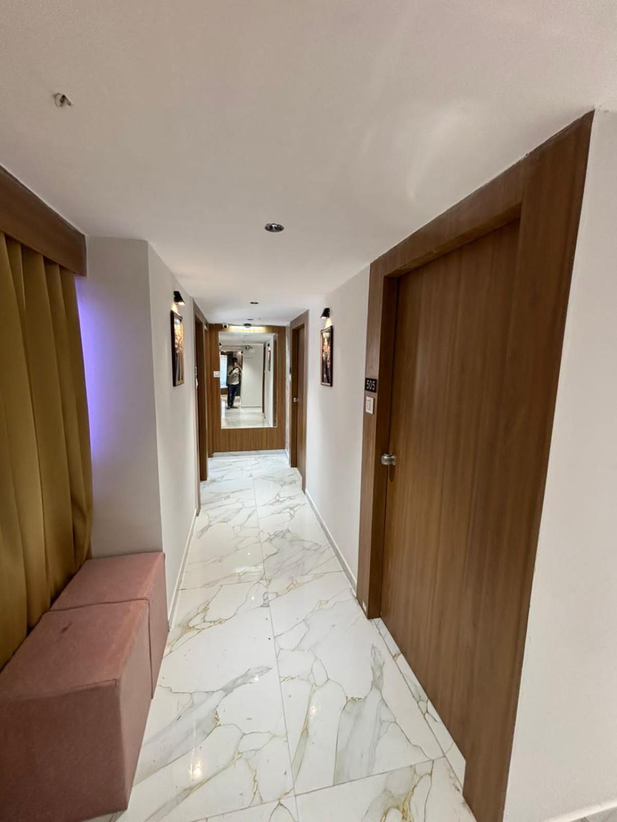 Hotel Phoniex Ahmedabad Esterno foto