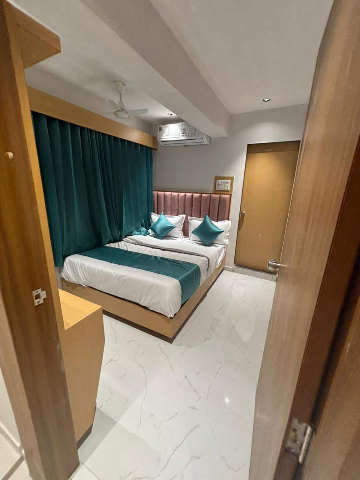 Hotel Phoniex Ahmedabad Esterno foto