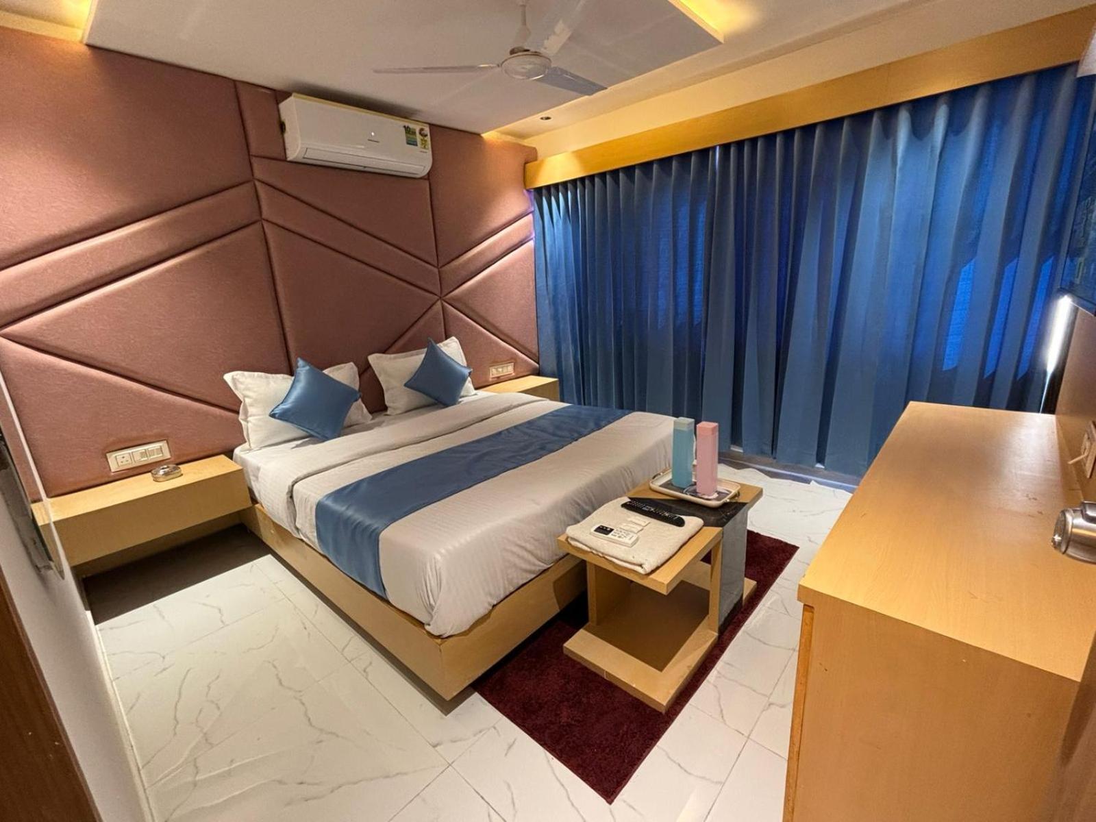 Hotel Phoniex Ahmedabad Esterno foto