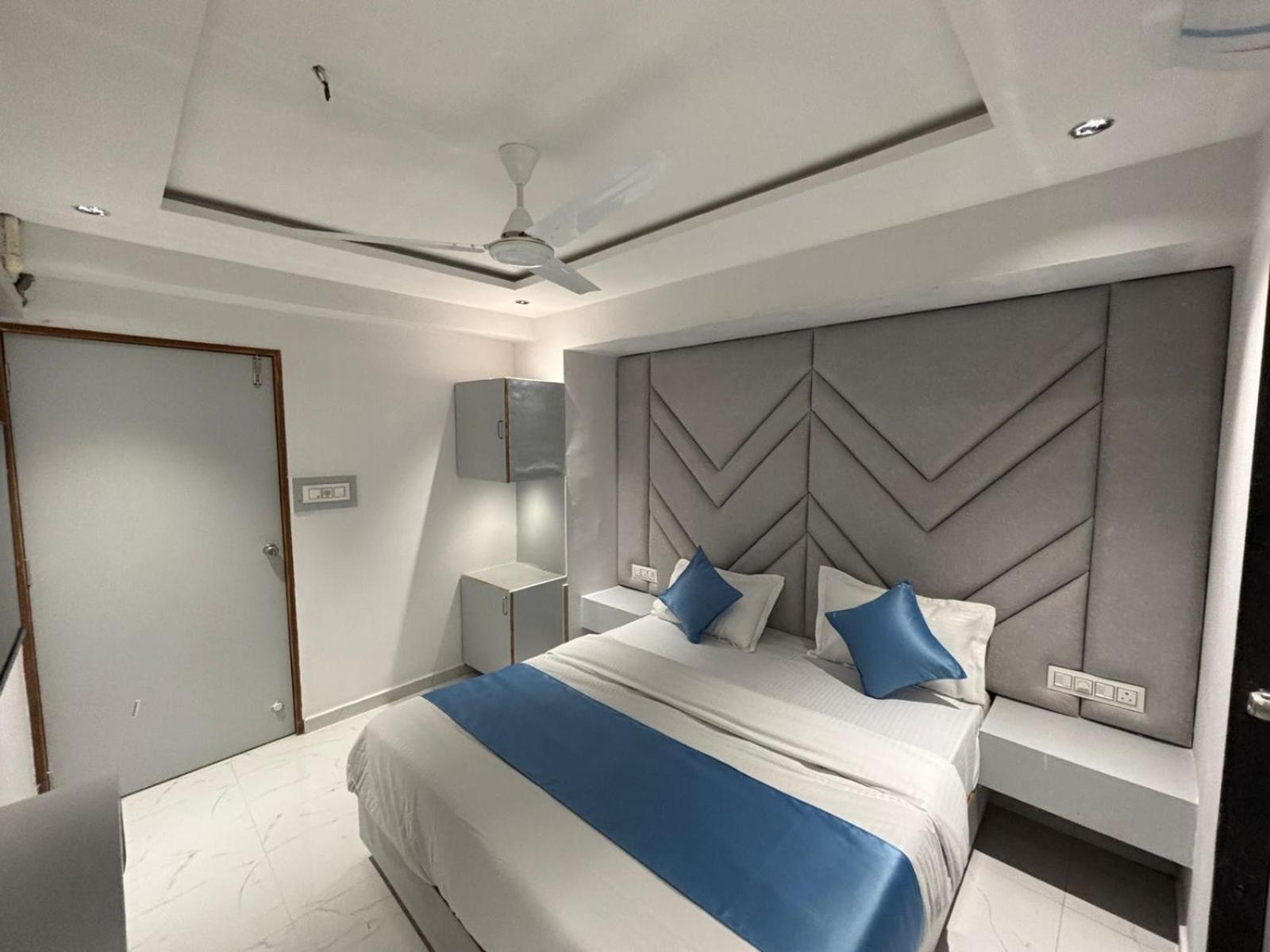 Hotel Phoniex Ahmedabad Esterno foto