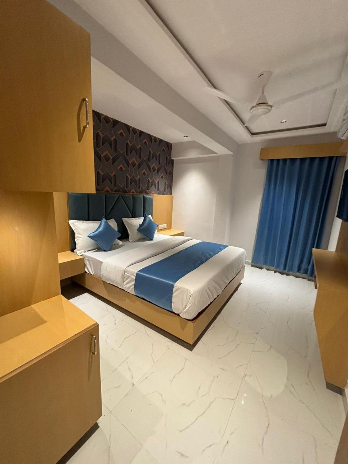 Hotel Phoniex Ahmedabad Esterno foto