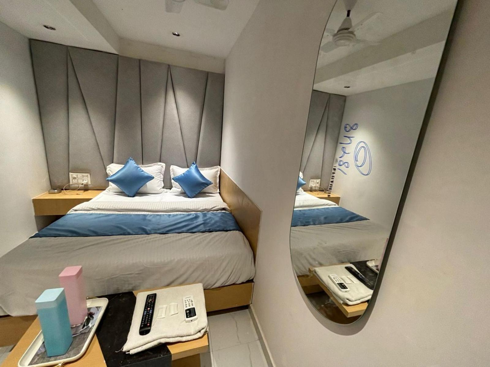 Hotel Phoniex Ahmedabad Esterno foto