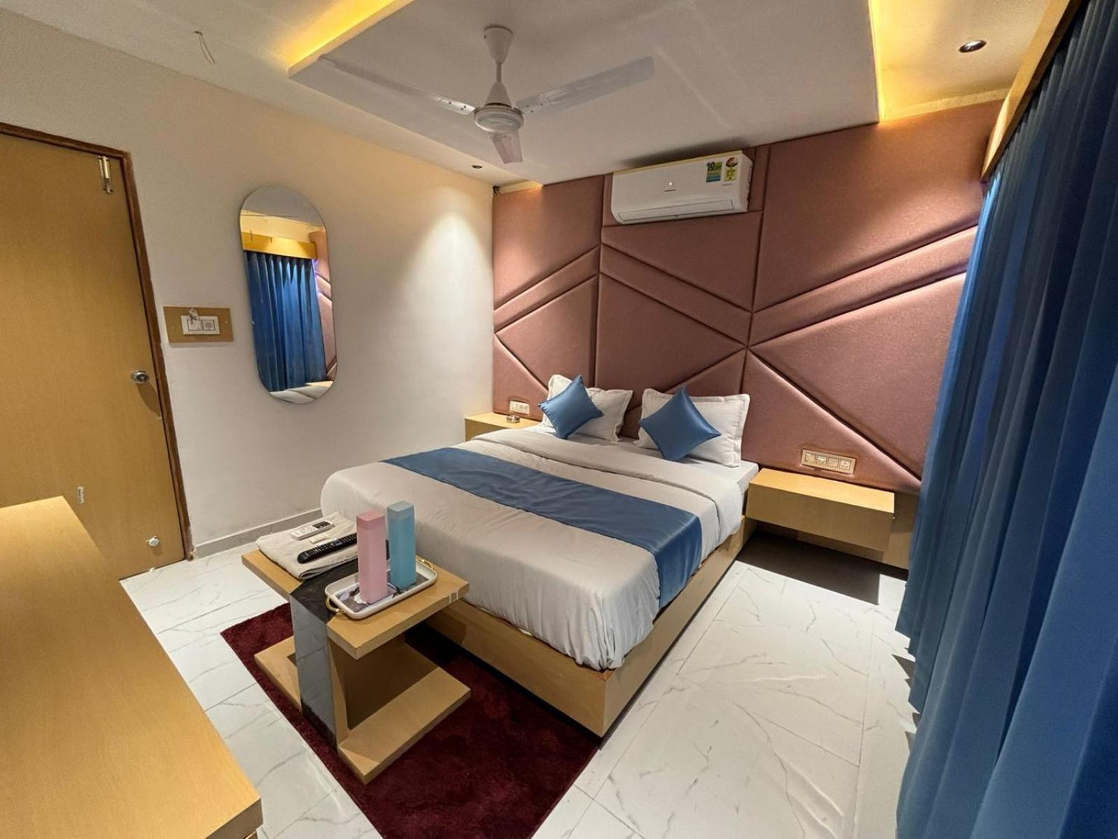 Hotel Phoniex Ahmedabad Esterno foto