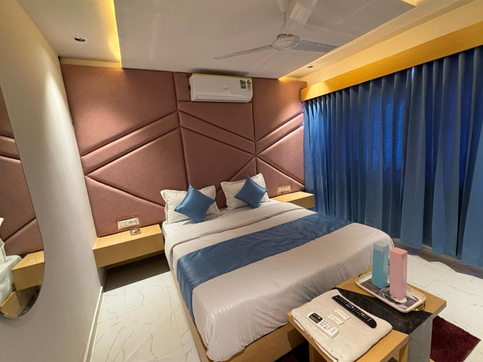Hotel Phoniex Ahmedabad Esterno foto