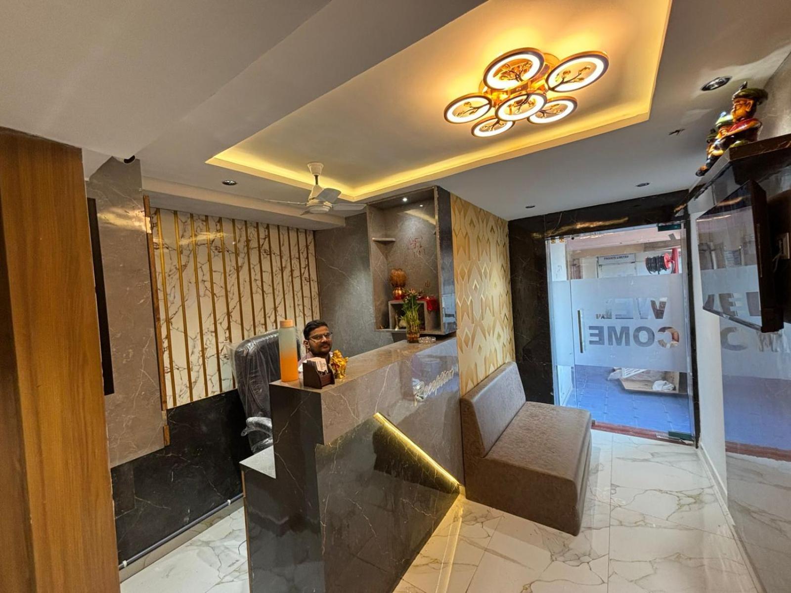 Hotel Phoniex Ahmedabad Esterno foto