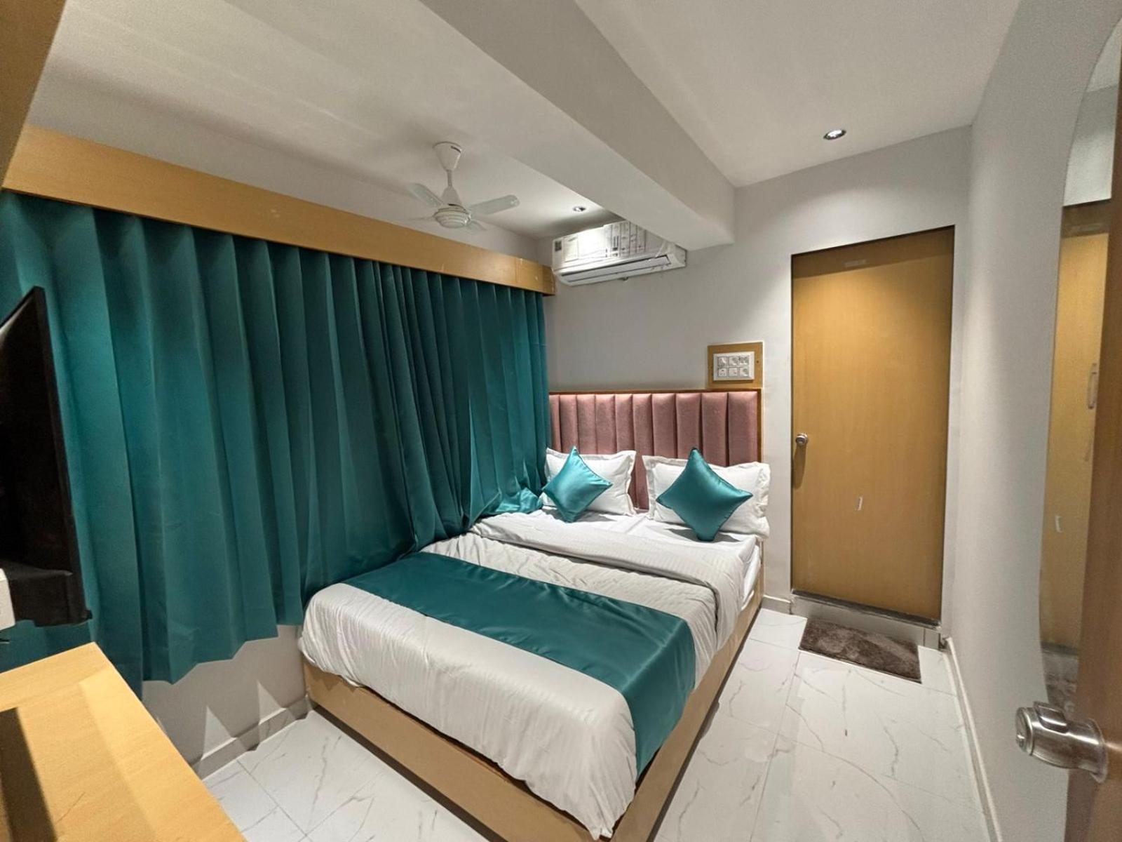Hotel Phoniex Ahmedabad Esterno foto