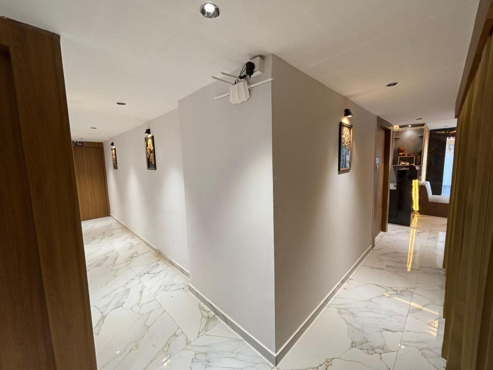 Hotel Phoniex Ahmedabad Esterno foto