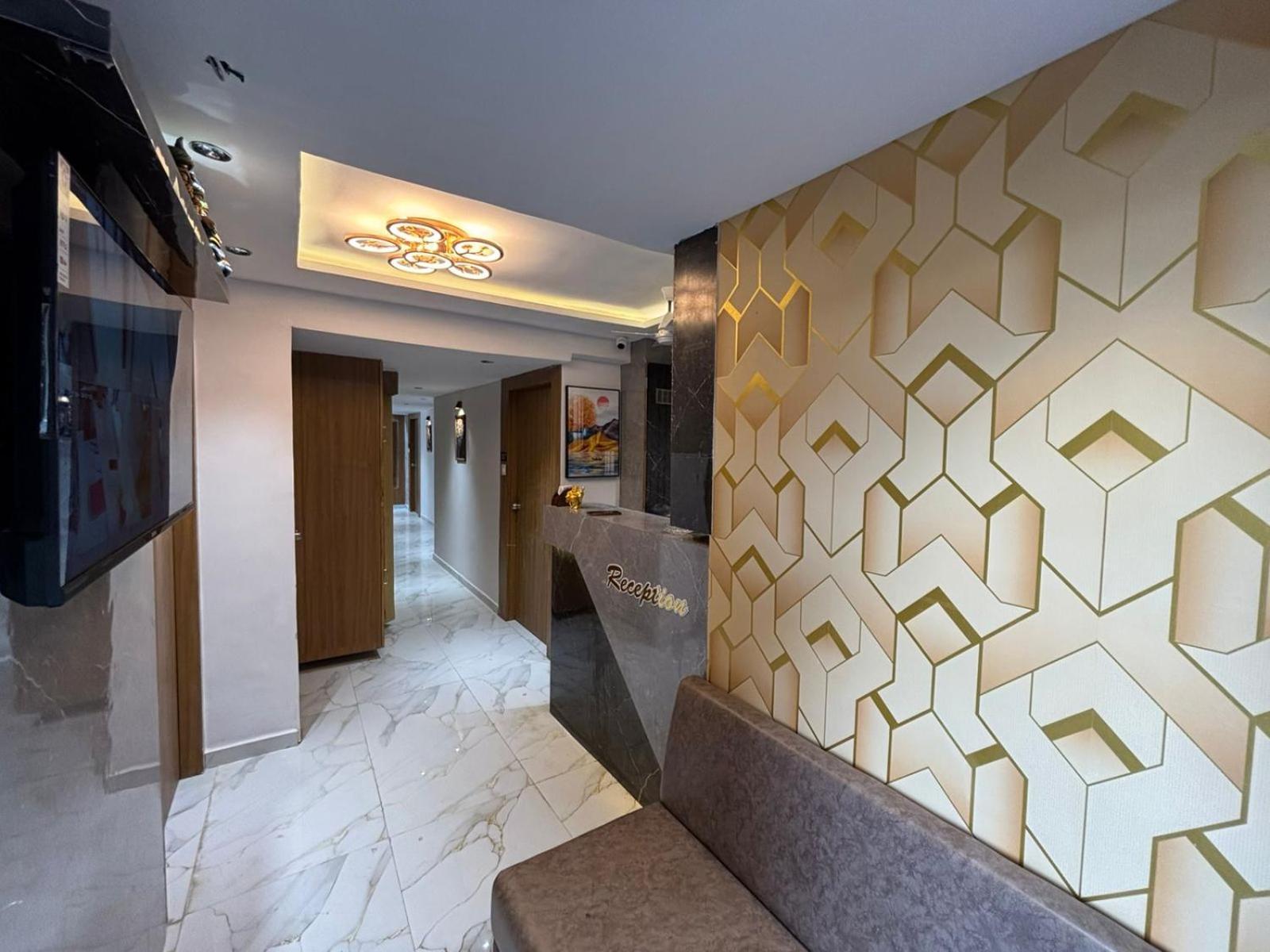 Hotel Phoniex Ahmedabad Esterno foto