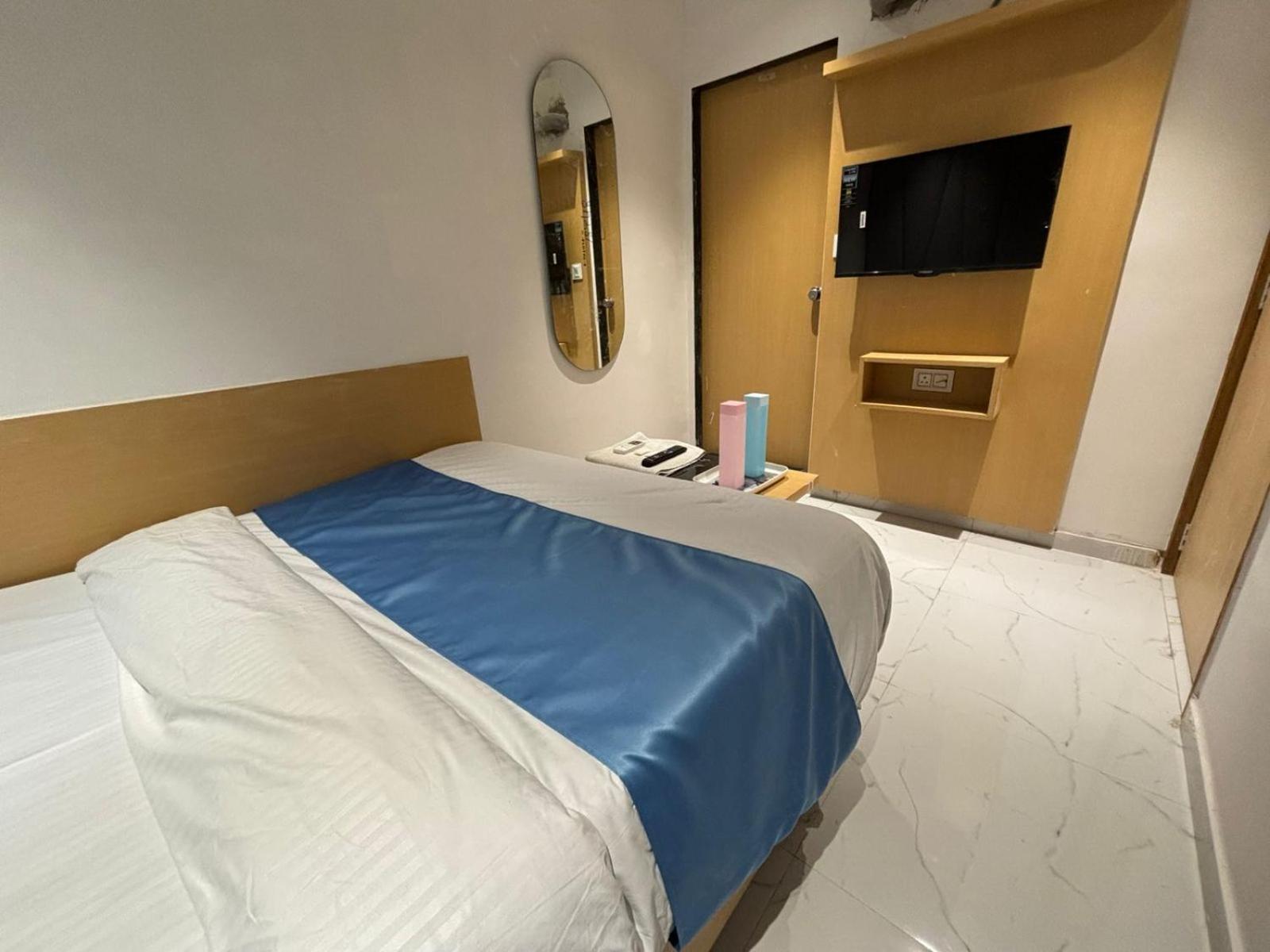 Hotel Phoniex Ahmedabad Esterno foto