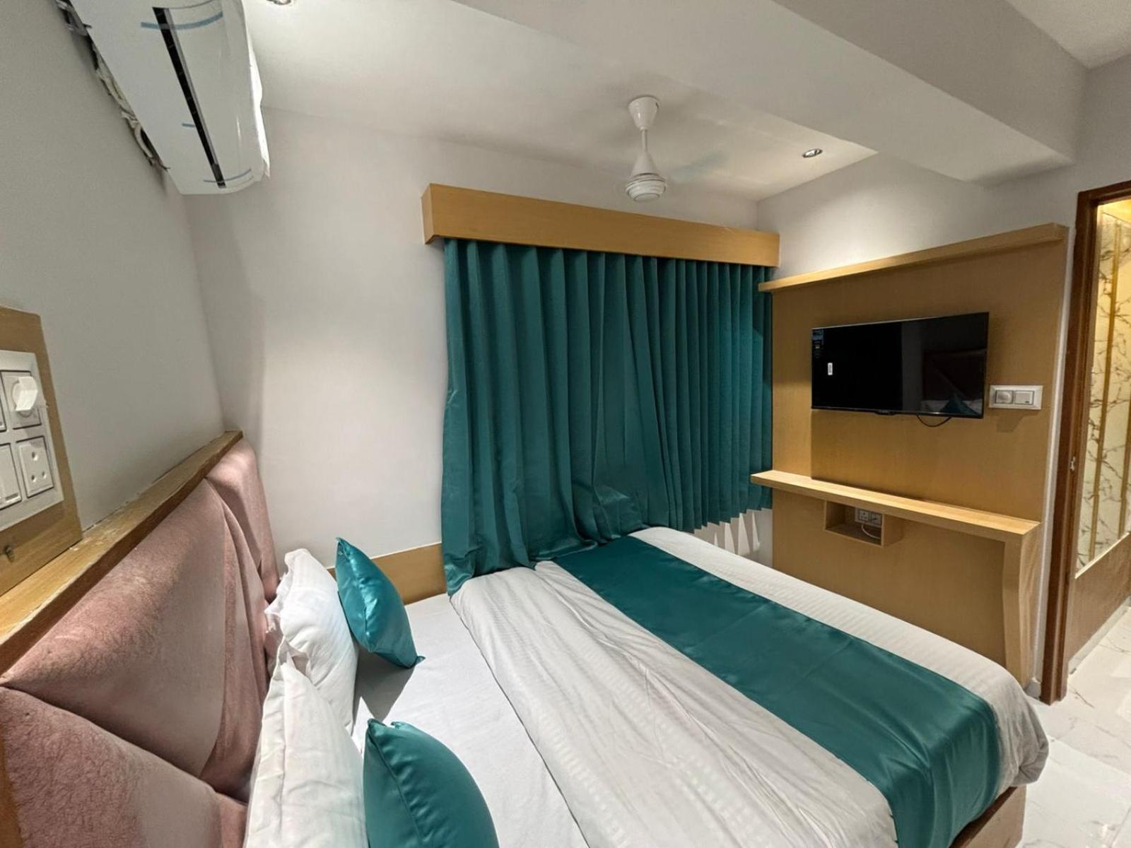 Hotel Phoniex Ahmedabad Esterno foto