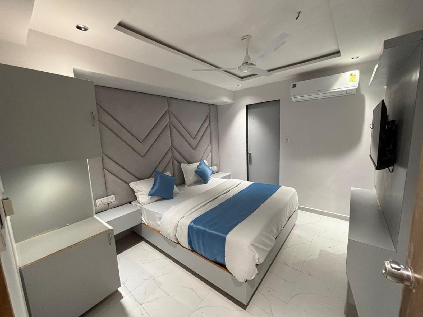 Hotel Phoniex Ahmedabad Esterno foto