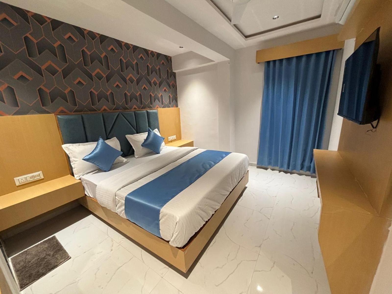 Hotel Phoniex Ahmedabad Esterno foto